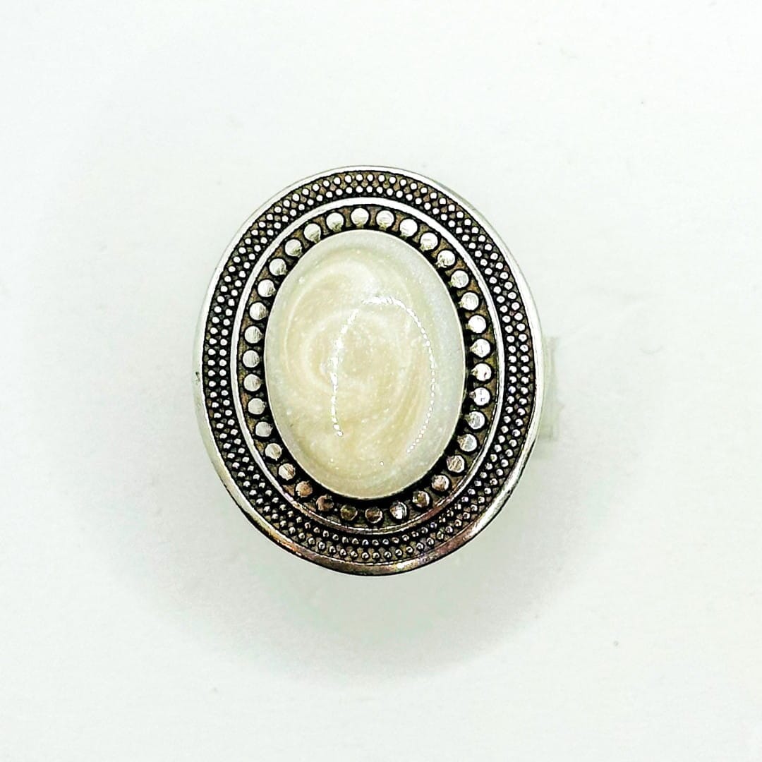 Grosser ovaler Ring mit Perle beigefarben oval - BORA Ringe KOOMPLIMENTS 