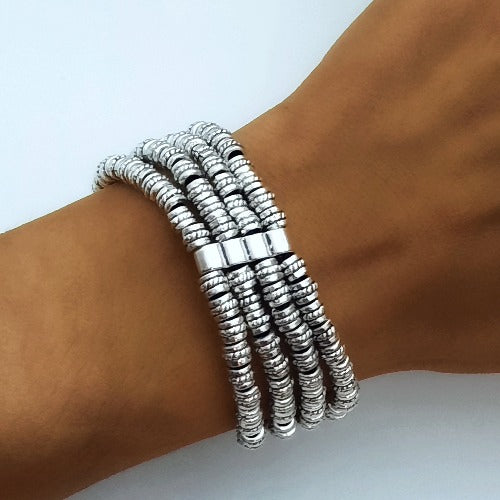 Armband aus Silber mit kleinen runden flachen Perlen - Simona Armband KOOMPLIMENTS