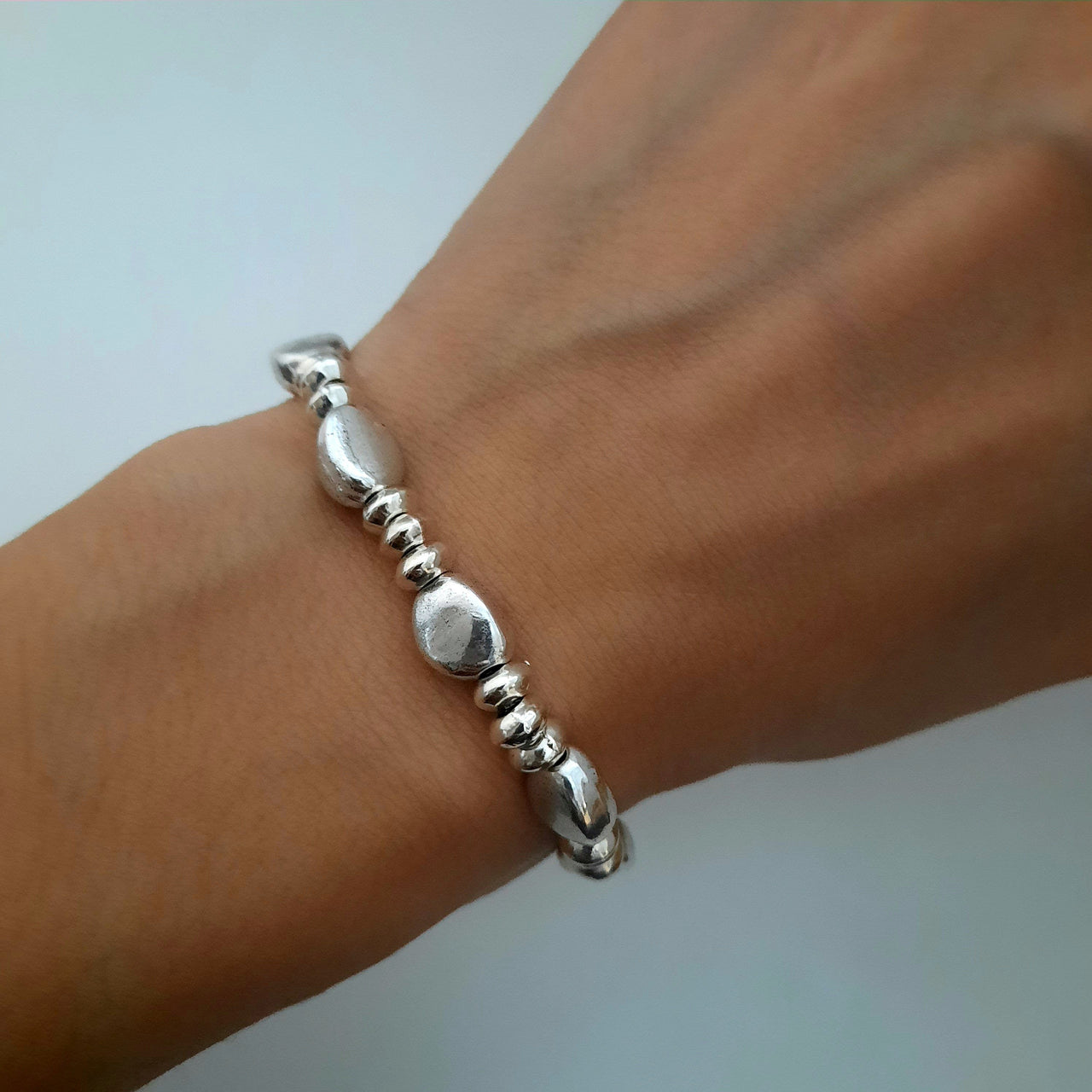 Damen Armband umgeben von Silber-Perlen - Juana Armband KOOMPLIMENTS