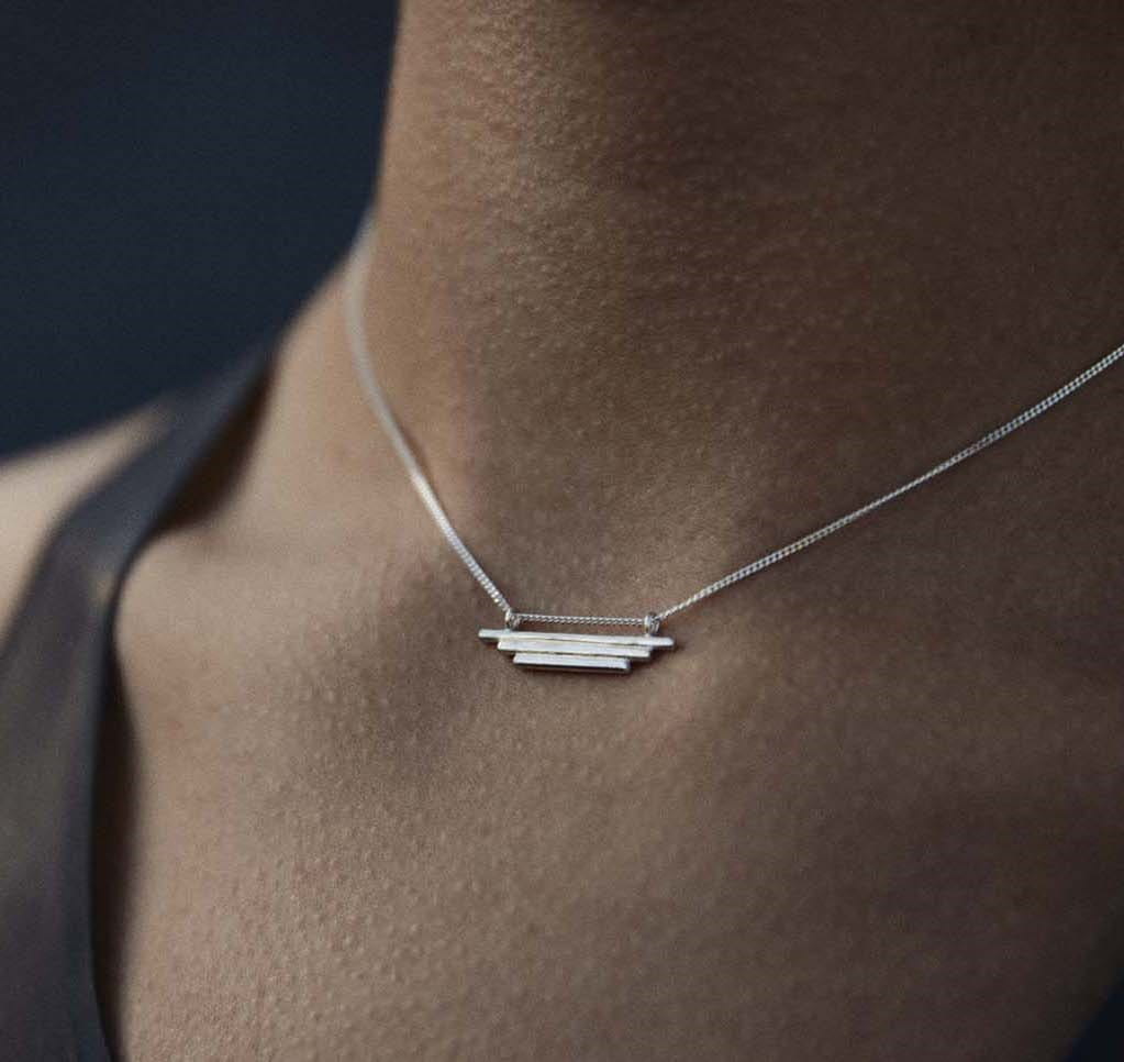 Halskette mit minimalistischem Linien-Anhänger - NEVE Halsketten KOOMPLIMENTS 