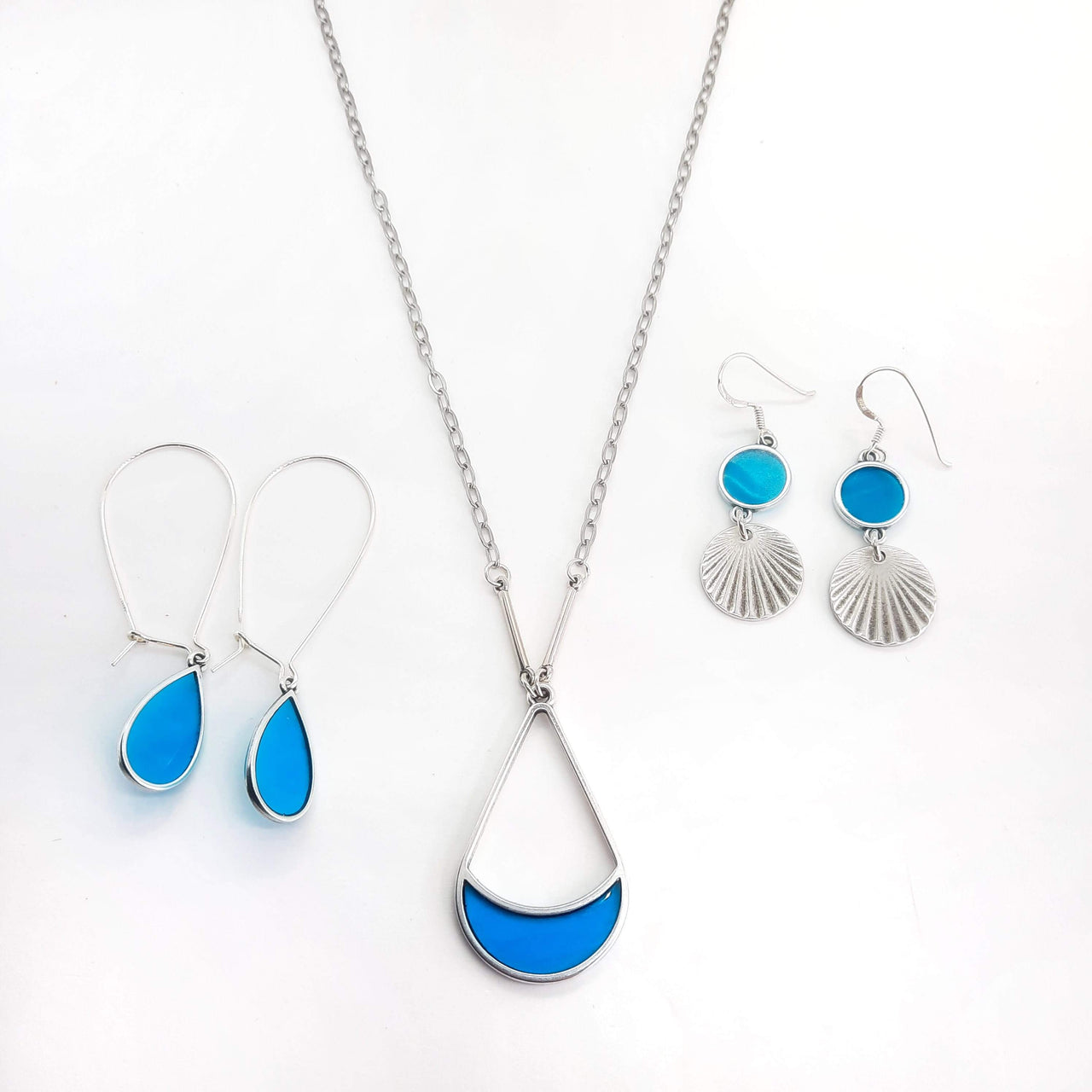 Lange Ohrringe mit Medaillon und blaugrünem Kristall - Ägäis Ohrringe KOOMPLIMENTS SET 1 Ohrringe + Halskette