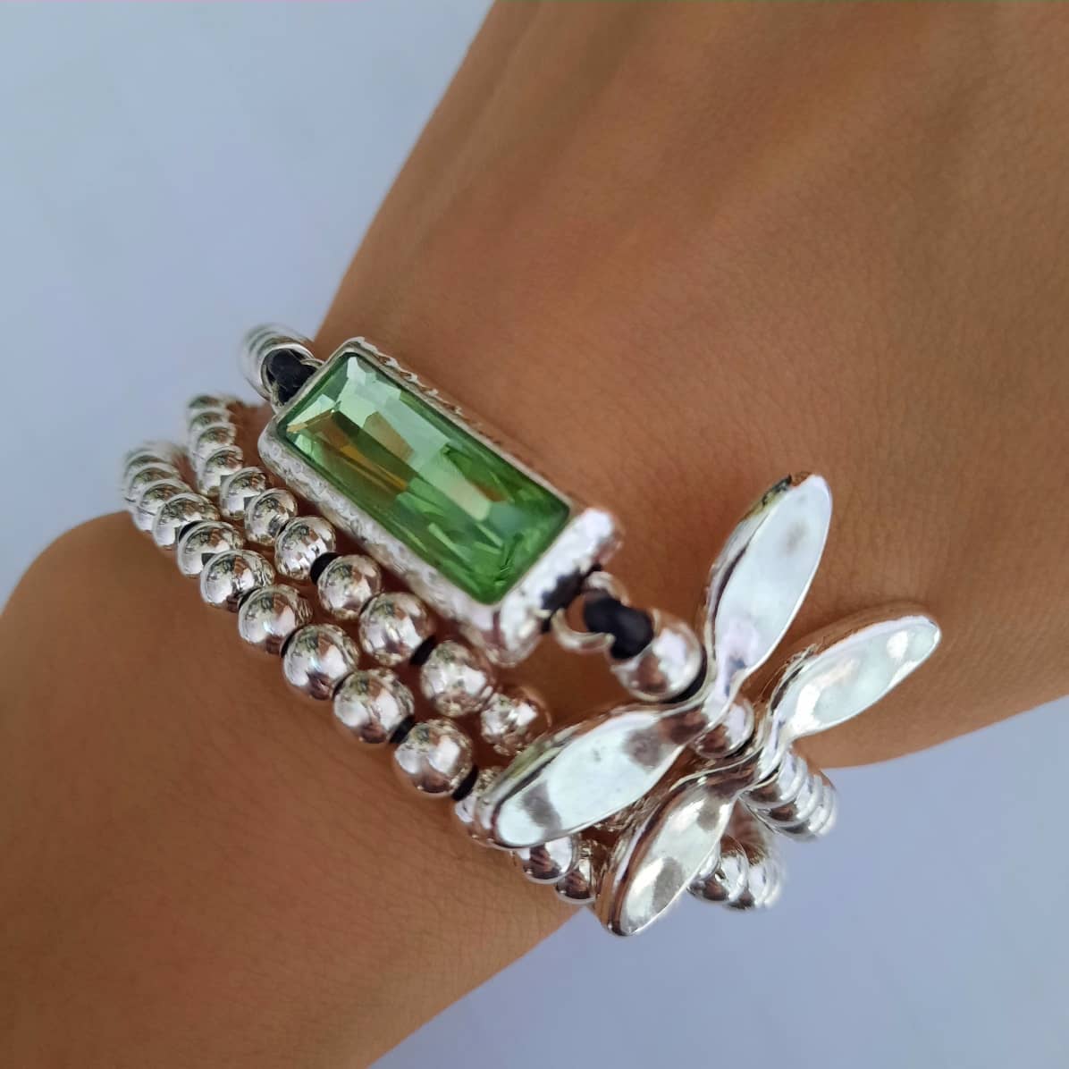 Lederarmband mit Silbernen Perlen und Schmetterling - Butterfly Grün Armband KOOMPLIMENTS 