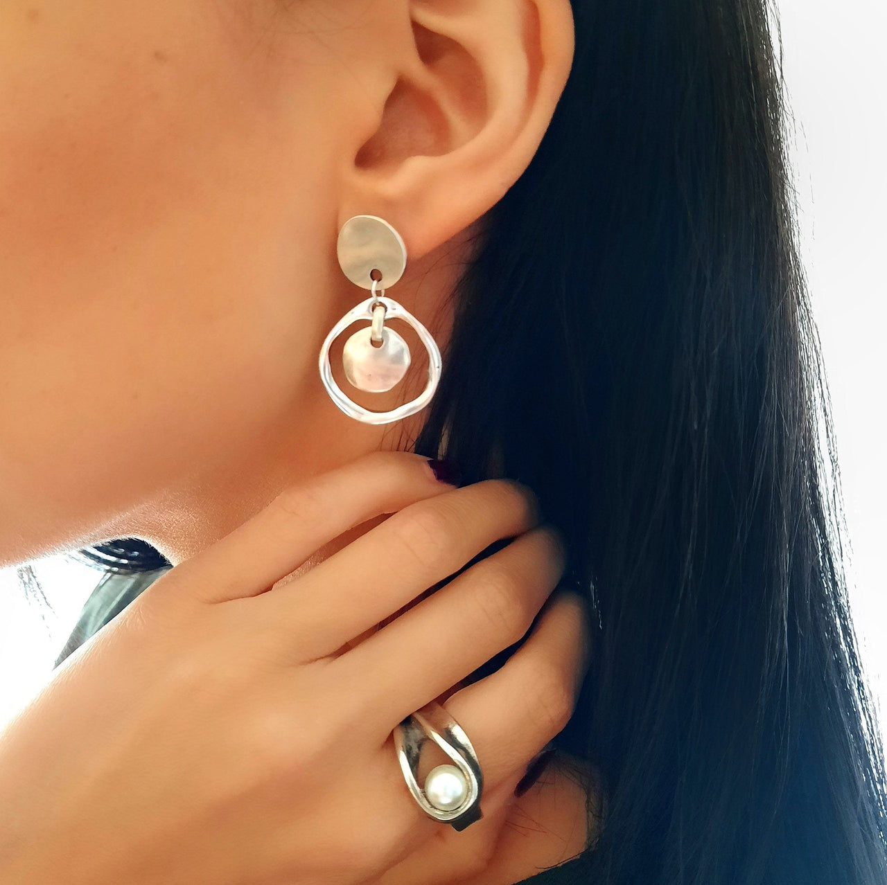 Moderne Silber Ohrringe für Frauen - The Limb Ohrringe KOOMPLIMENTS