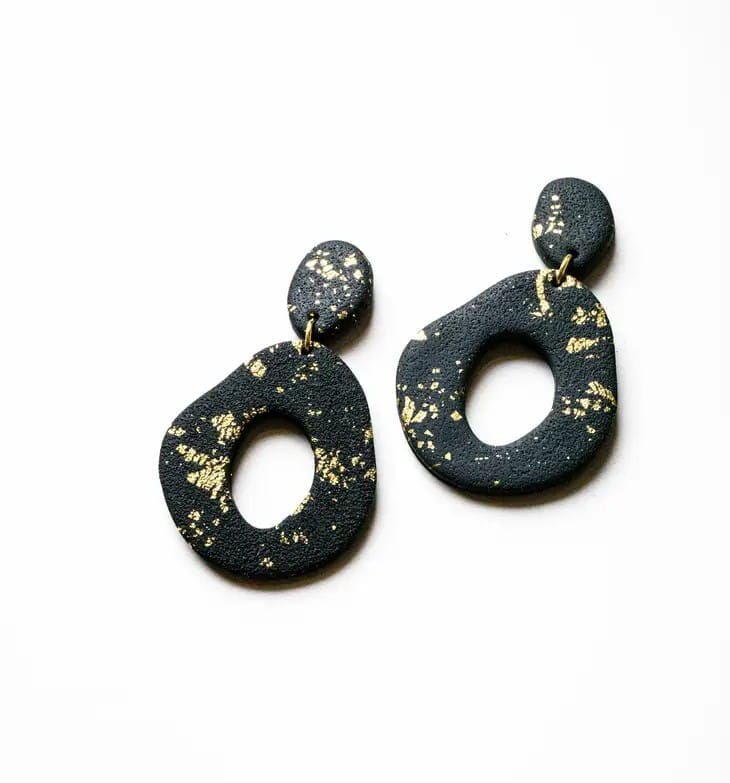 Schwarze Ohrringe aus Polymer Ton Kreise - Black&Gold Ohrringe KOOMPLIMENTS 
